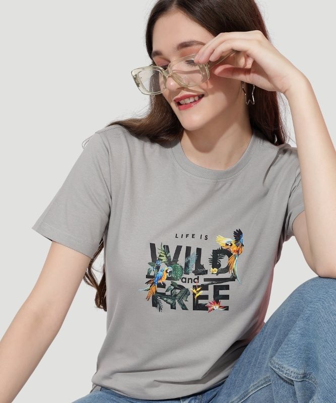 Women Bold and Free Graphic Tee: A Fashionable Adventure